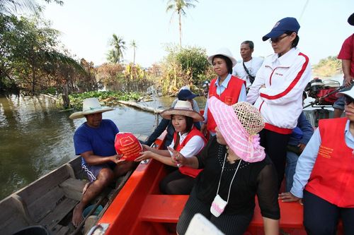 ภาพ No.4127:มูลนิธิธรรมกายช่วยภัยน้ำท่วม ปี พ.ศ.2554 ที่อ.ลาดหลุมแก้ว จ.ปทุมธานี