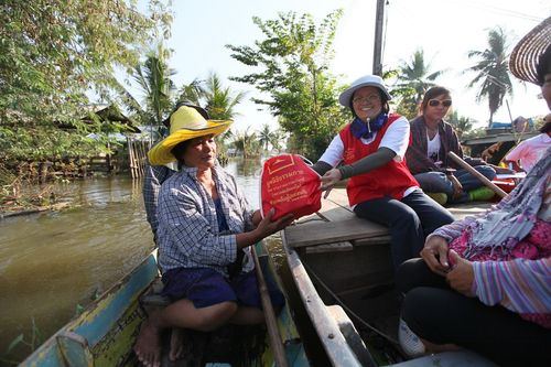 ภาพ No.4130:มูลนิธิธรรมกายช่วยภัยน้ำท่วม ปี พ.ศ.2554 ที่อ.ลาดหลุมแก้ว จ.ปทุมธานี