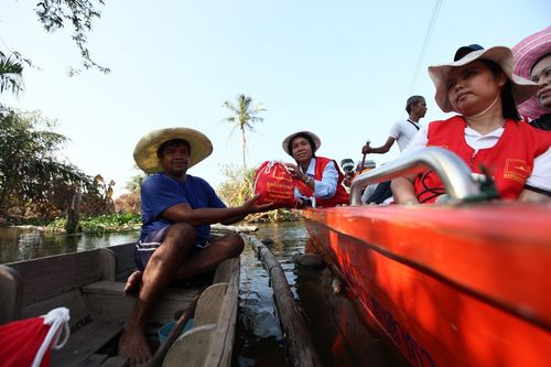 ภาพ No.4128:มูลนิธิธรรมกายช่วยภัยน้ำท่วม ปี พ.ศ.2554 ที่อ.ลาดหลุมแก้ว จ.ปทุมธานี