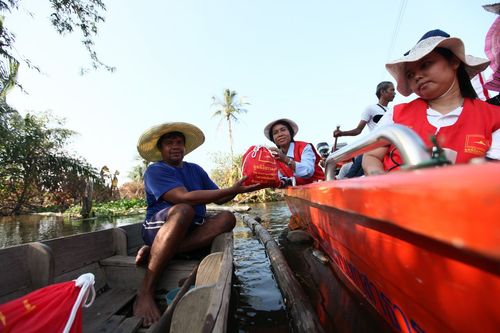 ภาพ No.4129:มูลนิธิธรรมกายช่วยภัยน้ำท่วม ปี พ.ศ.2554 ที่อ.ลาดหลุมแก้ว จ.ปทุมธานี