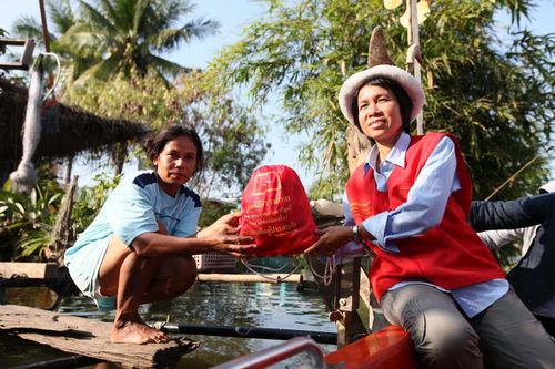 ภาพ No.4132:มูลนิธิธรรมกายช่วยภัยน้ำท่วม ปี พ.ศ.2554 ที่อ.ลาดหลุมแก้ว จ.ปทุมธานี