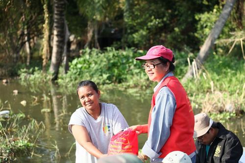 ภาพ No.4136:มูลนิธิธรรมกายช่วยภัยน้ำท่วม ปี พ.ศ.2554 ที่อ.ลาดหลุมแก้ว จ.ปทุมธานี