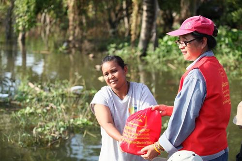 ภาพ No.4143:มูลนิธิธรรมกายช่วยภัยน้ำท่วม ปี พ.ศ.2554 ที่อ.ลาดหลุมแก้ว จ.ปทุมธานี