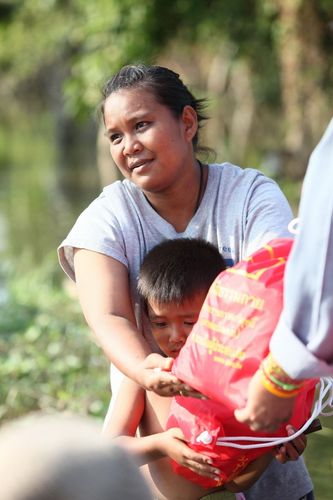 ภาพ No.4137:มูลนิธิธรรมกายช่วยภัยน้ำท่วม ปี พ.ศ.2554 ที่อ.ลาดหลุมแก้ว จ.ปทุมธานี