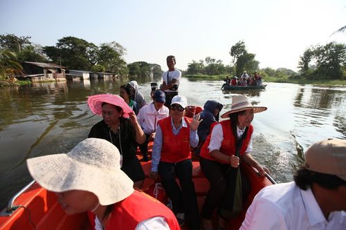 ภาพ No.4138:มูลนิธิธรรมกายช่วยภัยน้ำท่วม ปี พ.ศ.2554 ที่อ.ลาดหลุมแก้ว จ.ปทุมธานี