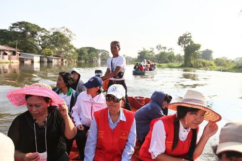 ภาพ No.4139:มูลนิธิธรรมกายช่วยภัยน้ำท่วม ปี พ.ศ.2554 ที่อ.ลาดหลุมแก้ว จ.ปทุมธานี