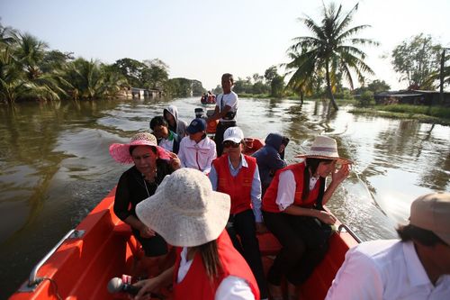 ภาพ No.4141:มูลนิธิธรรมกายช่วยภัยน้ำท่วม ปี พ.ศ.2554 ที่อ.ลาดหลุมแก้ว จ.ปทุมธานี