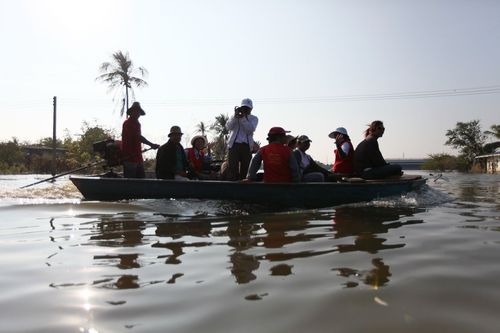 ภาพ No.4142:มูลนิธิธรรมกายช่วยภัยน้ำท่วม ปี พ.ศ.2554 ที่อ.ลาดหลุมแก้ว จ.ปทุมธานี