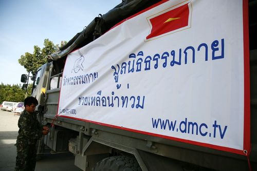 ภาพ No.4161:มูลนิธิธรรมกายช่วยภัยน้ำท่วม ปี พ.ศ.2554 ที่ศาลากลางจ.ปทุมธานีและอ.ลาดหลุมแก้ว จ.ปทุมธานี