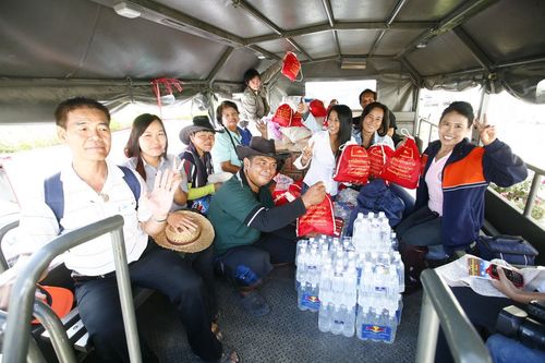 ภาพ No.4169:มูลนิธิธรรมกายช่วยภัยน้ำท่วม ปี พ.ศ.2554 ที่ศาลากลางจ.ปทุมธานีและอ.ลาดหลุมแก้ว จ.ปทุมธานี