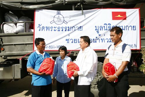 ภาพ No.4170:มูลนิธิธรรมกายช่วยภัยน้ำท่วม ปี พ.ศ.2554 ที่ศาลากลางจ.ปทุมธานีและอ.ลาดหลุมแก้ว จ.ปทุมธานี