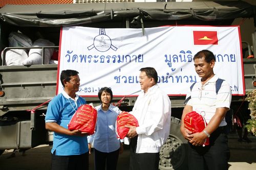 ภาพ No.4172:มูลนิธิธรรมกายช่วยภัยน้ำท่วม ปี พ.ศ.2554 ที่ศาลากลางจ.ปทุมธานีและอ.ลาดหลุมแก้ว จ.ปทุมธานี