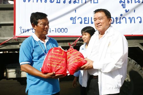 ภาพ No.4173:มูลนิธิธรรมกายช่วยภัยน้ำท่วม ปี พ.ศ.2554 ที่ศาลากลางจ.ปทุมธานีและอ.ลาดหลุมแก้ว จ.ปทุมธานี