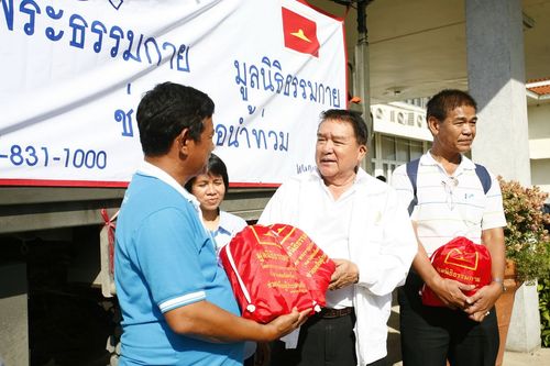 ภาพ No.4174:มูลนิธิธรรมกายช่วยภัยน้ำท่วม ปี พ.ศ.2554 ที่ศาลากลางจ.ปทุมธานีและอ.ลาดหลุมแก้ว จ.ปทุมธานี