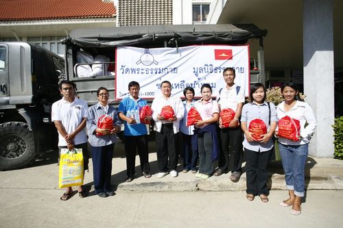 ภาพ No.4176:มูลนิธิธรรมกายช่วยภัยน้ำท่วม ปี พ.ศ.2554 ที่ศาลากลางจ.ปทุมธานีและอ.ลาดหลุมแก้ว จ.ปทุมธานี