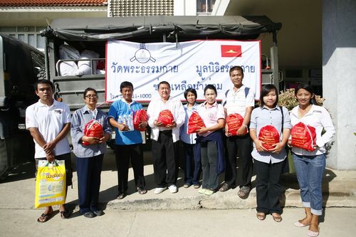 ภาพ No.4177:มูลนิธิธรรมกายช่วยภัยน้ำท่วม ปี พ.ศ.2554 ที่ศาลากลางจ.ปทุมธานีและอ.ลาดหลุมแก้ว จ.ปทุมธานี