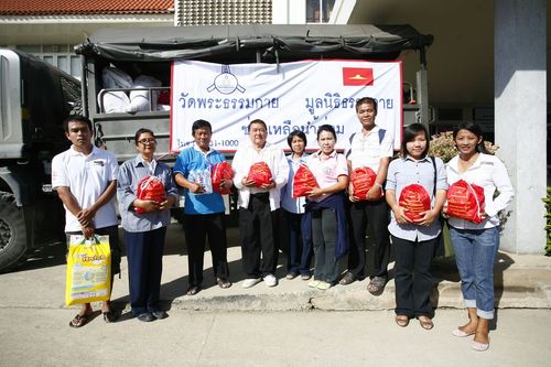 ภาพ No.4175:มูลนิธิธรรมกายช่วยภัยน้ำท่วม ปี พ.ศ.2554 ที่ศาลากลางจ.ปทุมธานีและอ.ลาดหลุมแก้ว จ.ปทุมธานี