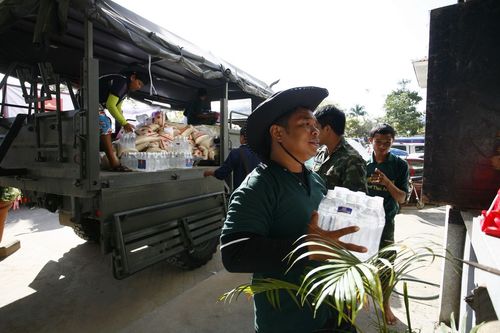 ภาพ No.4180:มูลนิธิธรรมกายช่วยภัยน้ำท่วม ปี พ.ศ.2554 ที่ศาลากลางจ.ปทุมธานีและอ.ลาดหลุมแก้ว จ.ปทุมธานี