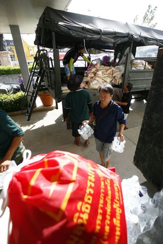 ภาพ No.4181:มูลนิธิธรรมกายช่วยภัยน้ำท่วม ปี พ.ศ.2554 ที่ศาลากลางจ.ปทุมธานีและอ.ลาดหลุมแก้ว จ.ปทุมธานี