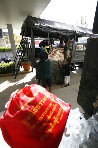 ภาพ No.4185:มูลนิธิธรรมกายช่วยภัยน้ำท่วม ปี พ.ศ.2554 ที่ศาลากลางจ.ปทุมธานีและอ.ลาดหลุมแก้ว จ.ปทุมธานี