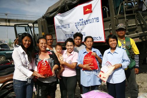 ภาพ No.4182:มูลนิธิธรรมกายช่วยภัยน้ำท่วม ปี พ.ศ.2554 ที่ศาลากลางจ.ปทุมธานีและอ.ลาดหลุมแก้ว จ.ปทุมธานี