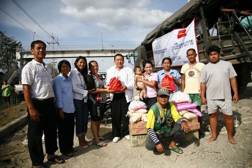 ภาพ No.4183:มูลนิธิธรรมกายช่วยภัยน้ำท่วม ปี พ.ศ.2554 ที่ศาลากลางจ.ปทุมธานีและอ.ลาดหลุมแก้ว จ.ปทุมธานี