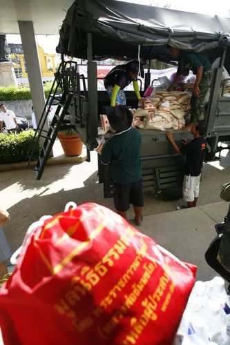 ภาพ No.4184:มูลนิธิธรรมกายช่วยภัยน้ำท่วม ปี พ.ศ.2554 ที่ศาลากลางจ.ปทุมธานีและอ.ลาดหลุมแก้ว จ.ปทุมธานี