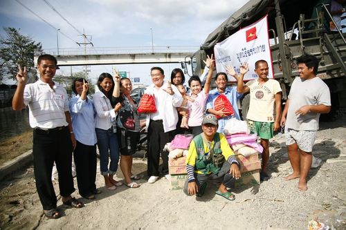 ภาพ No.4187:มูลนิธิธรรมกายช่วยภัยน้ำท่วม ปี พ.ศ.2554 ที่ศาลากลางจ.ปทุมธานีและอ.ลาดหลุมแก้ว จ.ปทุมธานี