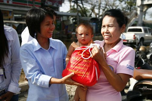 ภาพ No.4188:มูลนิธิธรรมกายช่วยภัยน้ำท่วม ปี พ.ศ.2554 ที่ศาลากลางจ.ปทุมธานีและอ.ลาดหลุมแก้ว จ.ปทุมธานี