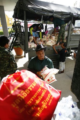 ภาพ No.4189:มูลนิธิธรรมกายช่วยภัยน้ำท่วม ปี พ.ศ.2554 ที่ศาลากลางจ.ปทุมธานีและอ.ลาดหลุมแก้ว จ.ปทุมธานี