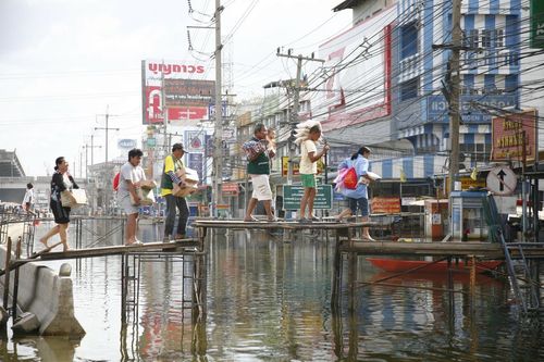ภาพ No.4198:มูลนิธิธรรมกายช่วยภัยน้ำท่วม ปี พ.ศ.2554 ที่ศาลากลางจ.ปทุมธานีและอ.ลาดหลุมแก้ว จ.ปทุมธานี
