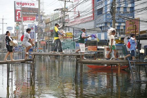 ภาพ No.4202:มูลนิธิธรรมกายช่วยภัยน้ำท่วม ปี พ.ศ.2554 ที่ศาลากลางจ.ปทุมธานีและอ.ลาดหลุมแก้ว จ.ปทุมธานี