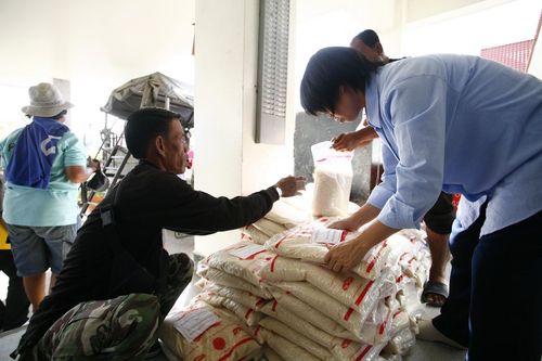 ภาพ No.4208:มูลนิธิธรรมกายช่วยภัยน้ำท่วม ปี พ.ศ.2554 ที่ศาลากลางจ.ปทุมธานีและอ.ลาดหลุมแก้ว จ.ปทุมธานี