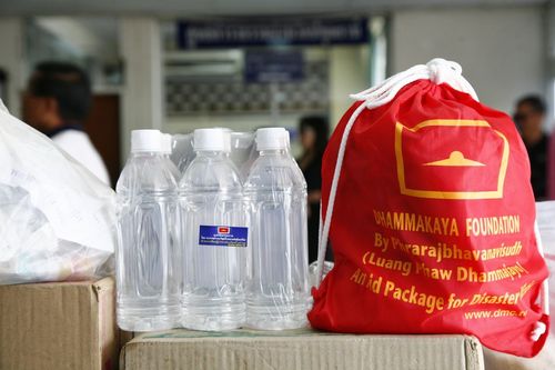 ภาพ No.4212:มูลนิธิธรรมกายช่วยภัยน้ำท่วม ปี พ.ศ.2554 ที่ศาลากลางจ.ปทุมธานีและอ.ลาดหลุมแก้ว จ.ปทุมธานี