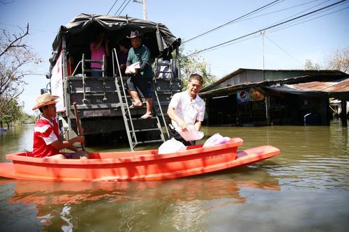 ภาพ No.4221:มูลนิธิธรรมกายช่วยภัยน้ำท่วม ปี พ.ศ.2554 ที่ศาลากลางจ.ปทุมธานีและอ.ลาดหลุมแก้ว จ.ปทุมธานี