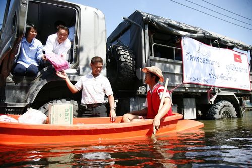 ภาพ No.4224:มูลนิธิธรรมกายช่วยภัยน้ำท่วม ปี พ.ศ.2554 ที่ศาลากลางจ.ปทุมธานีและอ.ลาดหลุมแก้ว จ.ปทุมธานี