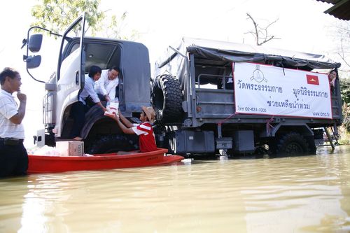 ภาพ No.4230:มูลนิธิธรรมกายช่วยภัยน้ำท่วม ปี พ.ศ.2554 ที่ศาลากลางจ.ปทุมธานีและอ.ลาดหลุมแก้ว จ.ปทุมธานี