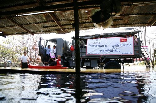ภาพ No.4232:มูลนิธิธรรมกายช่วยภัยน้ำท่วม ปี พ.ศ.2554 ที่ศาลากลางจ.ปทุมธานีและอ.ลาดหลุมแก้ว จ.ปทุมธานี