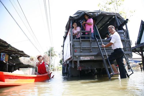 ภาพ No.4231:มูลนิธิธรรมกายช่วยภัยน้ำท่วม ปี พ.ศ.2554 ที่ศาลากลางจ.ปทุมธานีและอ.ลาดหลุมแก้ว จ.ปทุมธานี