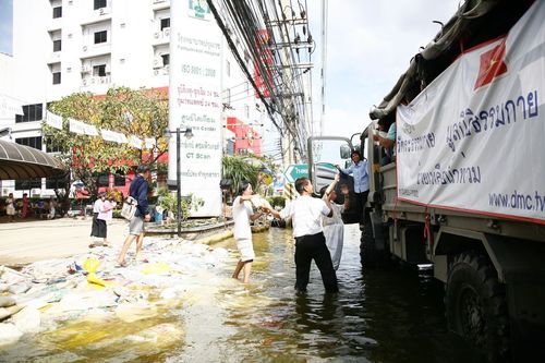 ภาพ No.4235:มูลนิธิธรรมกายช่วยภัยน้ำท่วม ปี พ.ศ.2554 ที่ศาลากลางจ.ปทุมธานีและอ.ลาดหลุมแก้ว จ.ปทุมธานี