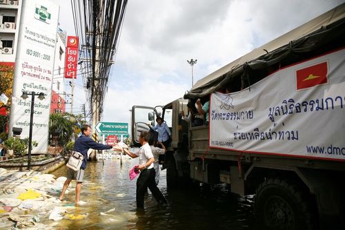 ภาพ No.4237:มูลนิธิธรรมกายช่วยภัยน้ำท่วม ปี พ.ศ.2554 ที่ศาลากลางจ.ปทุมธานีและอ.ลาดหลุมแก้ว จ.ปทุมธานี