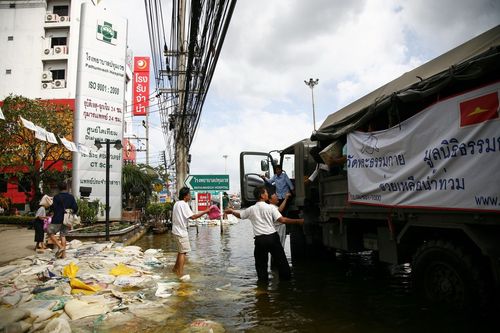 ภาพ No.4236:มูลนิธิธรรมกายช่วยภัยน้ำท่วม ปี พ.ศ.2554 ที่ศาลากลางจ.ปทุมธานีและอ.ลาดหลุมแก้ว จ.ปทุมธานี