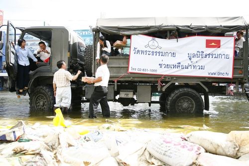 ภาพ No.4238:มูลนิธิธรรมกายช่วยภัยน้ำท่วม ปี พ.ศ.2554 ที่ศาลากลางจ.ปทุมธานีและอ.ลาดหลุมแก้ว จ.ปทุมธานี