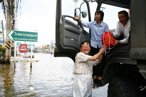 ภาพ No.4241:มูลนิธิธรรมกายช่วยภัยน้ำท่วม ปี พ.ศ.2554 ที่ศาลากลางจ.ปทุมธานีและอ.ลาดหลุมแก้ว จ.ปทุมธานี