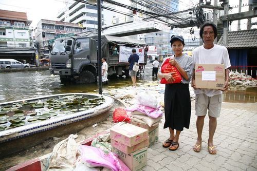 ภาพ No.4239:มูลนิธิธรรมกายช่วยภัยน้ำท่วม ปี พ.ศ.2554 ที่ศาลากลางจ.ปทุมธานีและอ.ลาดหลุมแก้ว จ.ปทุมธานี