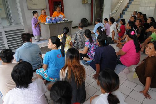 ภาพ No.4244:มูลนิธิธรรมกายช่วยภัยน้ำท่วม ปี พ.ศ.2554 ที่อ.คลองหลวง