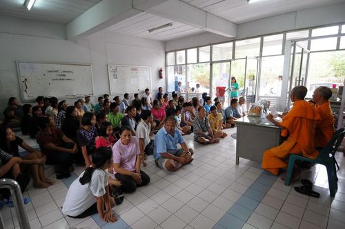 ภาพ No.4249:มูลนิธิธรรมกายช่วยภัยน้ำท่วม ปี พ.ศ.2554 ที่อ.คลองหลวง