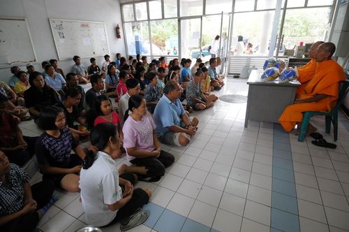 ภาพ No.4250:มูลนิธิธรรมกายช่วยภัยน้ำท่วม ปี พ.ศ.2554 ที่อ.คลองหลวง