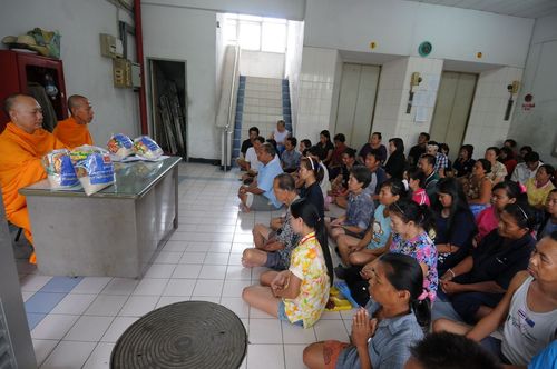 ภาพ No.4254:มูลนิธิธรรมกายช่วยภัยน้ำท่วม ปี พ.ศ.2554 ที่อ.คลองหลวง