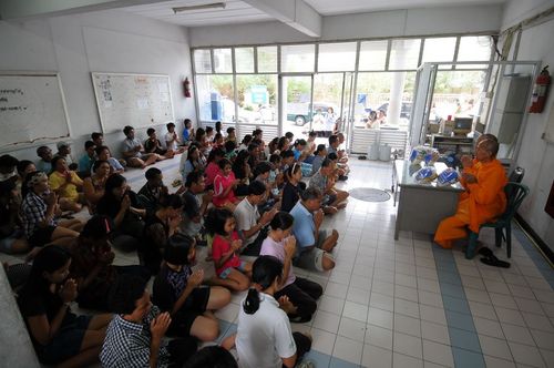 ภาพ No.4271:มูลนิธิธรรมกายช่วยภัยน้ำท่วม ปี พ.ศ.2554 ที่อ.คลองหลวง